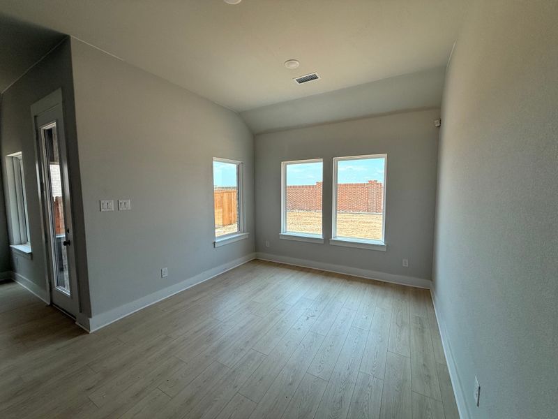 Spacious, unfurnished interior of a new home in Wildflower Ranch, Fort Worth (Image 9).