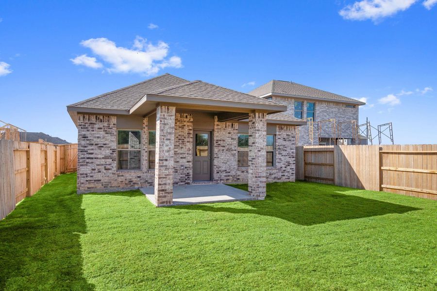 Exterior details and patio area of a home in Creekhaven, Rosharon (Image 4).