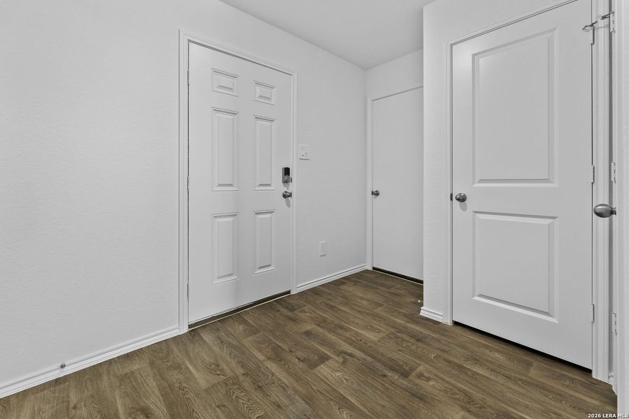 Spacious, unfurnished interior of a new home in Avenida, Converse (Image 21).