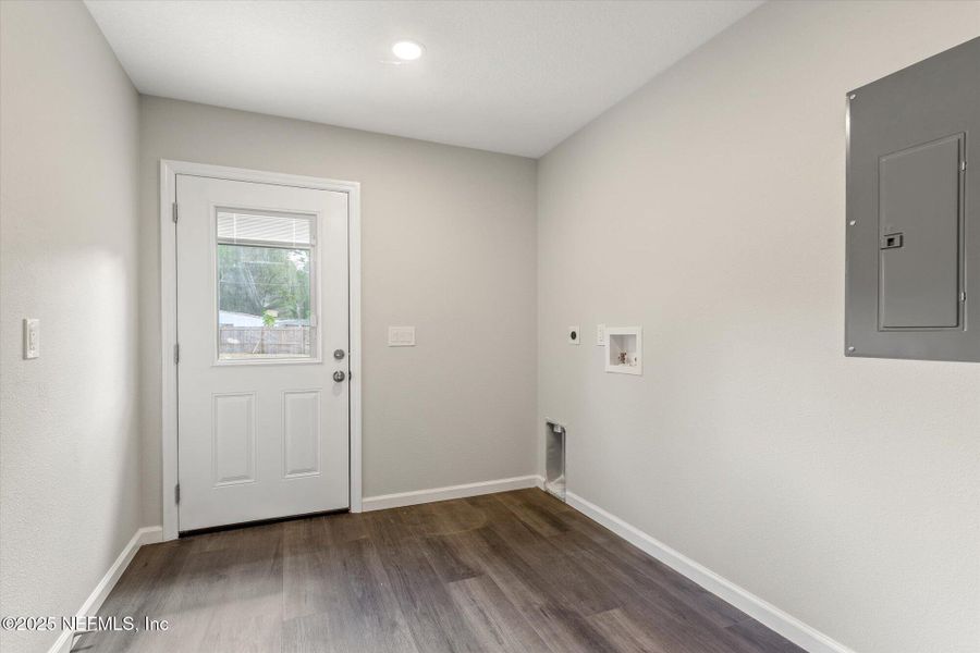 Spacious, unfurnished interior of a new home in , Palatka (Image 27).