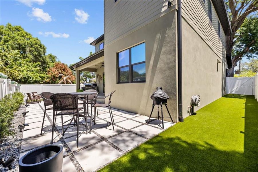 Exterior details and patio area of a home in , Tampa (Image 3).