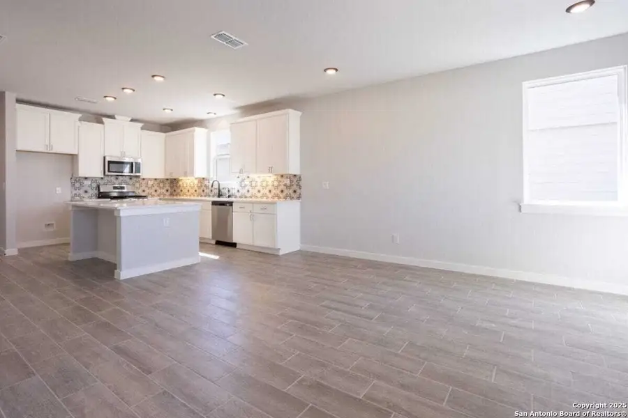 Spacious, unfurnished interior of a new home in Weston Oaks, San Antonio (Image 9).