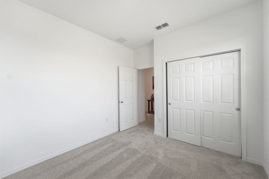 Representative unfurnished interior of a home built from the Haven by Risewell Homes in Cypress Bluff, Groveland (Image 17).
