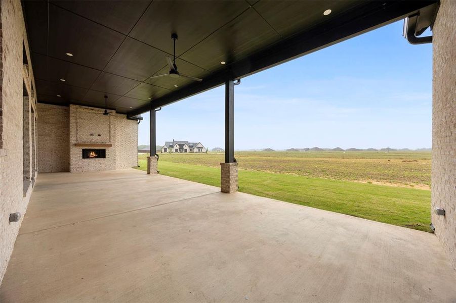 Exterior details and patio area of a home in , Waxahachie (Image 4).