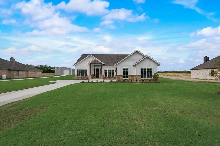 Ranch-style house featuring a front yard