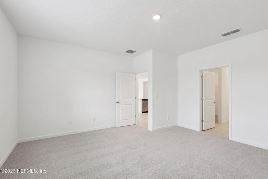 Spacious, unfurnished interior of a new home in Azalea Creek, Jacksonville (Image 20).