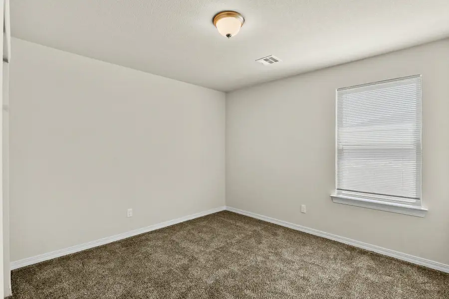 Spacious, unfurnished interior of a new home in Rancho Desierto Bello, Horizon City (Image 20).