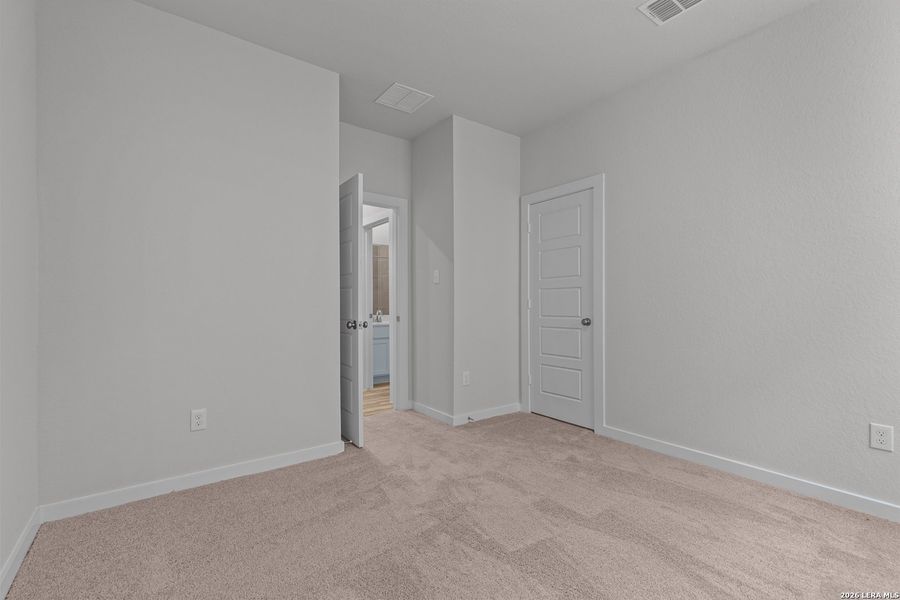 Spacious, unfurnished interior of a new home in Spring Creek, San Antonio (Image 12).