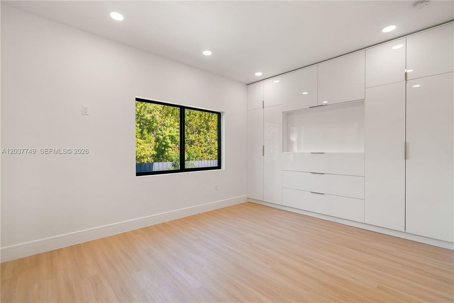 Spacious, unfurnished interior of a new home in , Key Largo (Image 37).