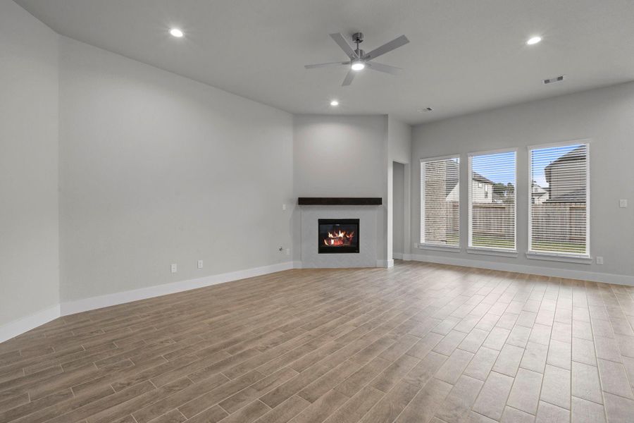 Spacious, unfurnished interior of a new home in Barton Creek Ranch, Conroe (Image 19).