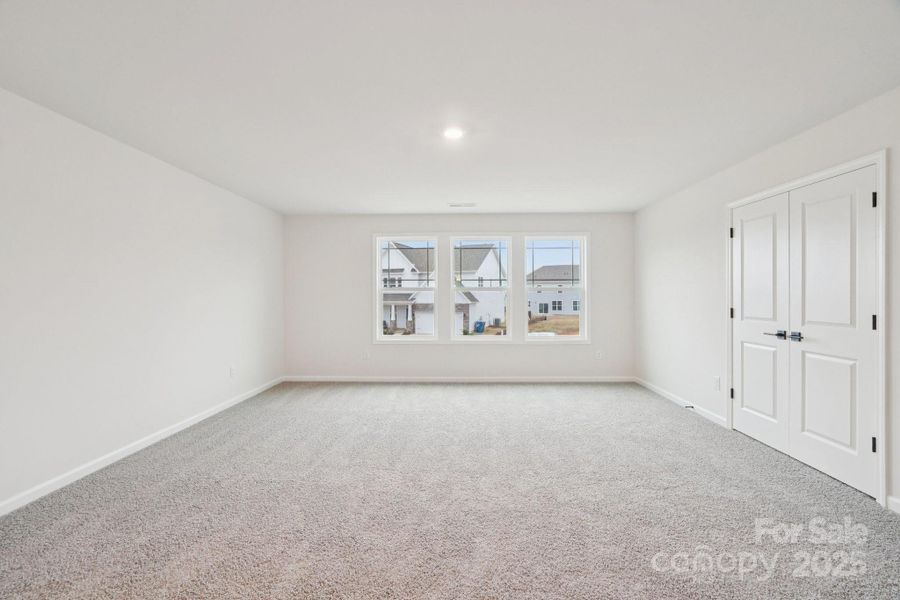 Spacious, unfurnished interior of a new home in Sylvan Creek, Denver (Image 28).