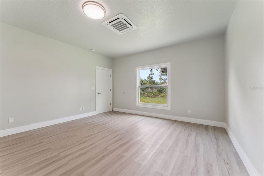 Spacious, unfurnished interior of a new home in , Orlando (Image 41).