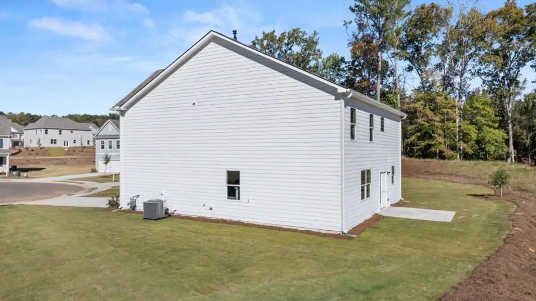 Exterior details and patio area of a home in Thompson Ridge, Dallas (Image 4).