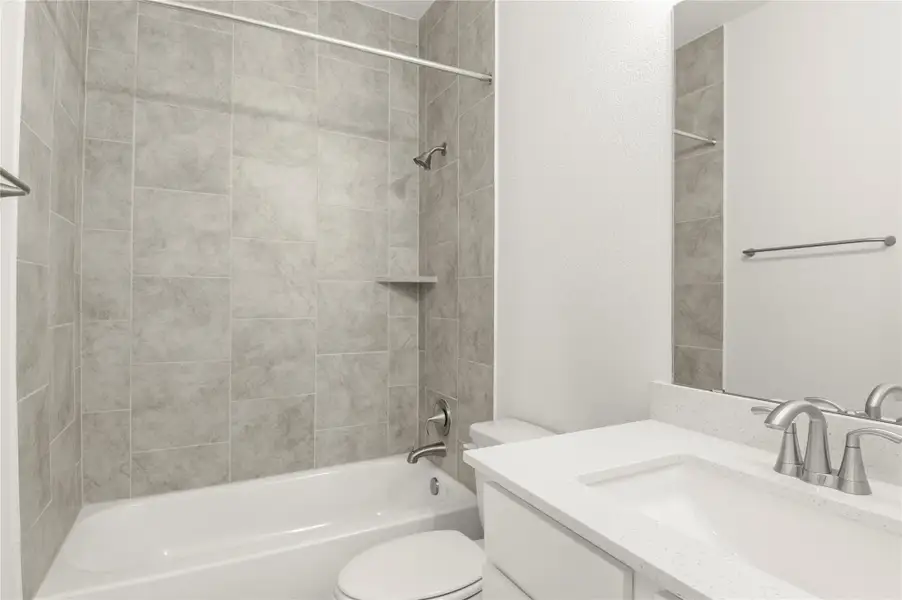 Full bath with vanity and washtub / shower combination