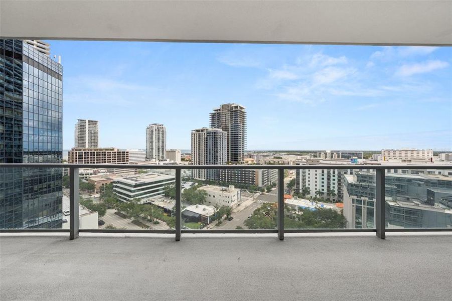 Condo located in St. Petersburg, FL showcasing its design and architecture (Image 38).