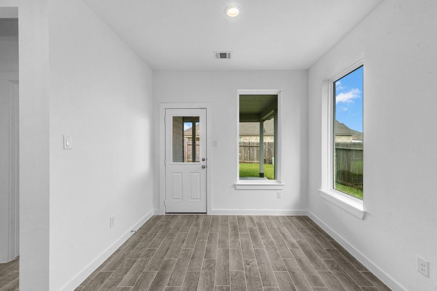 Spacious, unfurnished interior of a new home in Huntington Place, Rosharon (Image 15).