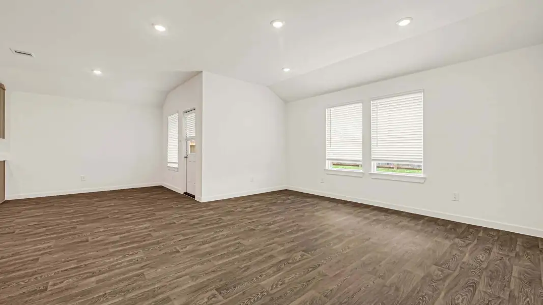 Spacious, unfurnished interior of a new home in Holly Ridge, Rosenberg (Image 12).