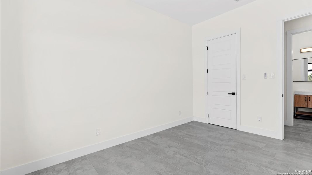 Spacious, unfurnished interior of a new home in , Blanco (Image 35).
