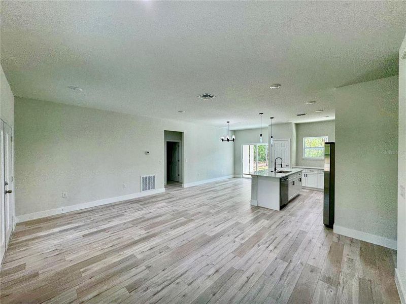 Spacious, unfurnished interior of a new home in , Citrus Springs (Image 13).