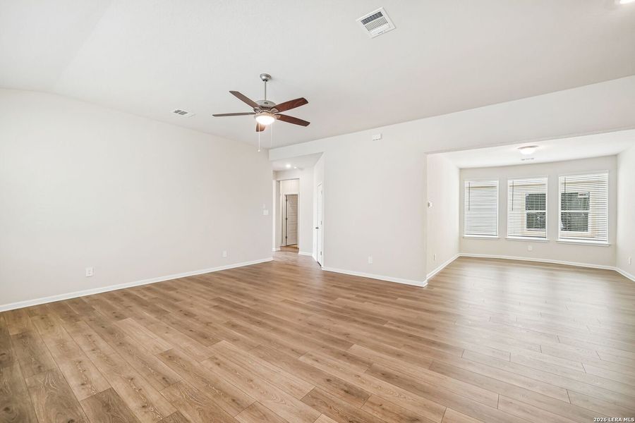 Spacious, unfurnished interior of a new home in Thomas Pond, San Antonio (Image 33).