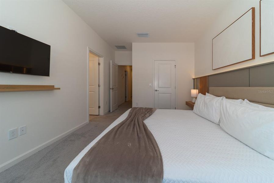 Furnished interior view inside a new home in , Orlando (Image 10).