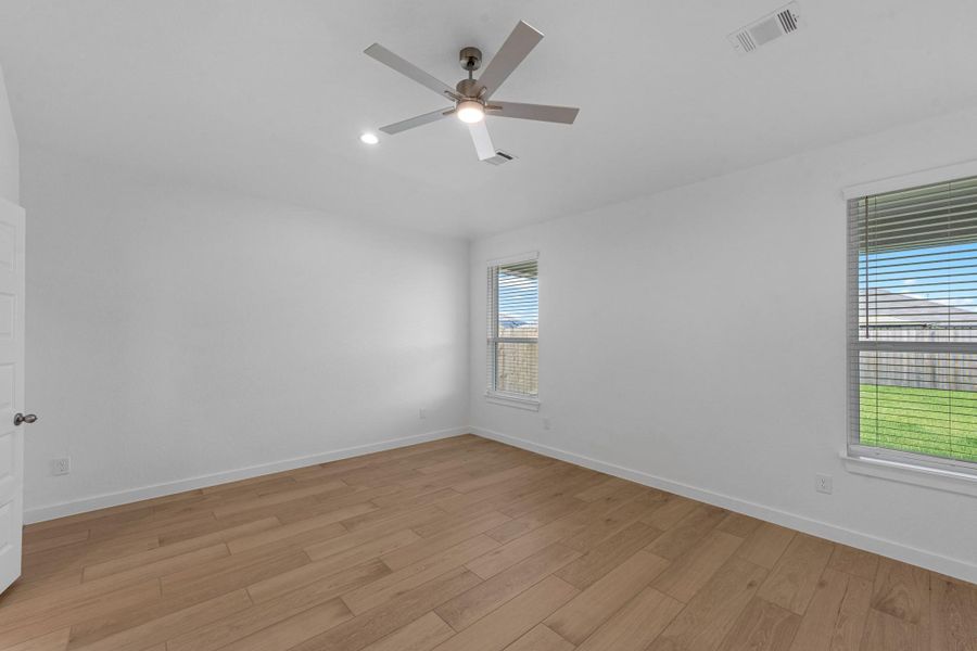 Spacious, unfurnished interior of a new home in Grand Mason Crossing, Katy (Image 16).