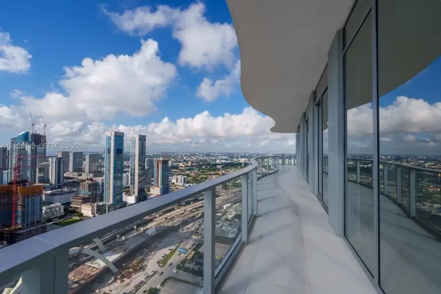 Condo located in Miami, FL showcasing its design and architecture (Image 4).