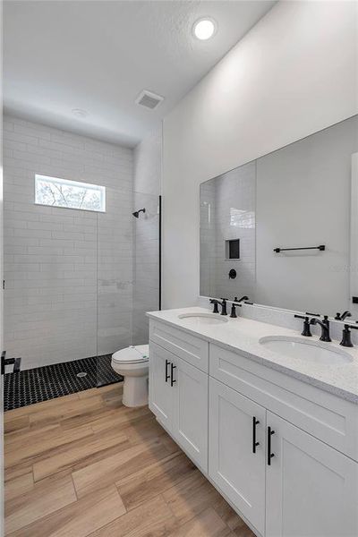 Furnished interior view inside a new home in , Dunnellon (Image 37).