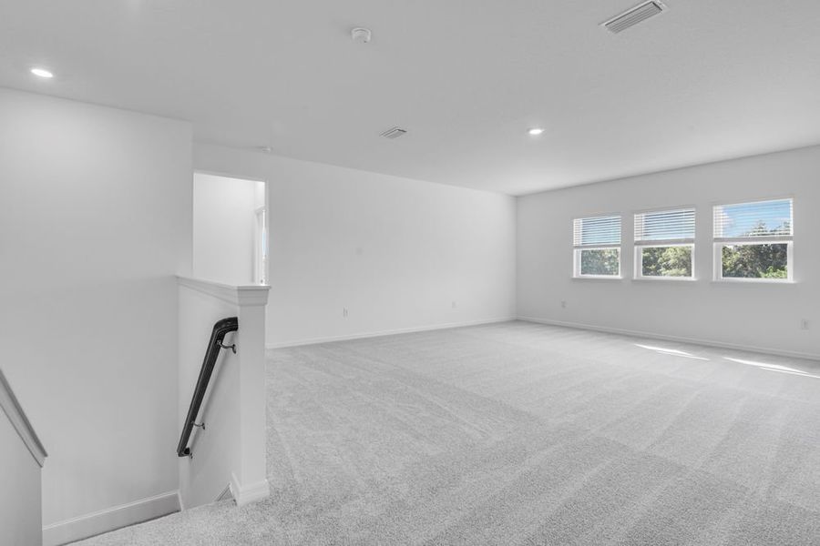 Spacious, unfurnished interior of a new home in Ardisia Park, New Smyrna Beach (Image 31).