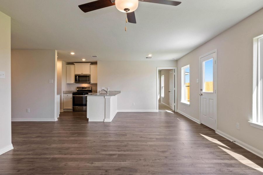 Spacious, unfurnished interior of a new home in Freeman Ranch, Katy (Image 7).