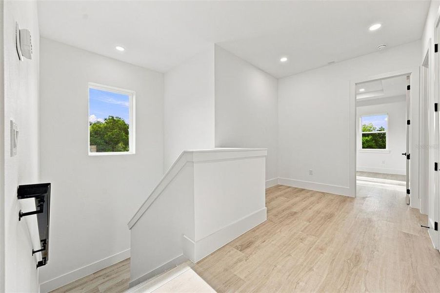 Spacious, unfurnished interior of a new home in , Sarasota (Image 35).