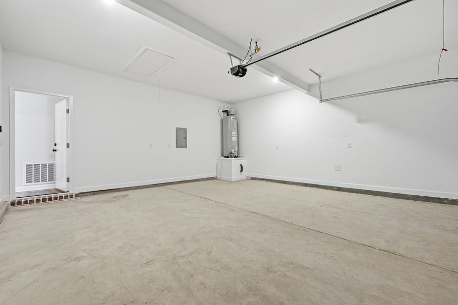 Spacious, unfurnished interior of a new home in Barton's Bend, Crestview (Image 41).