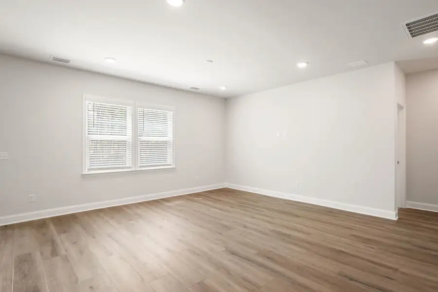 Spacious, unfurnished interior of a new home in Waterways, Richmond Hill (Image 56).