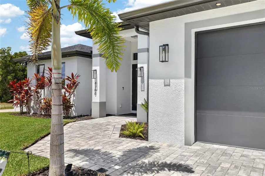 Exterior details and patio area of a home in , Cape Coral (Image 30).