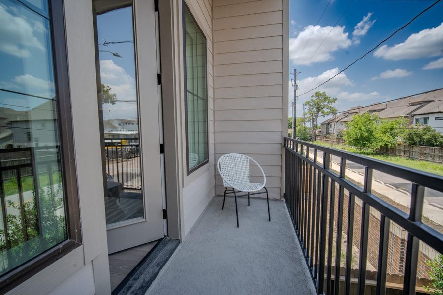 Exterior details and patio area of a home in Spring Valley Creek, Houston (Image 4).