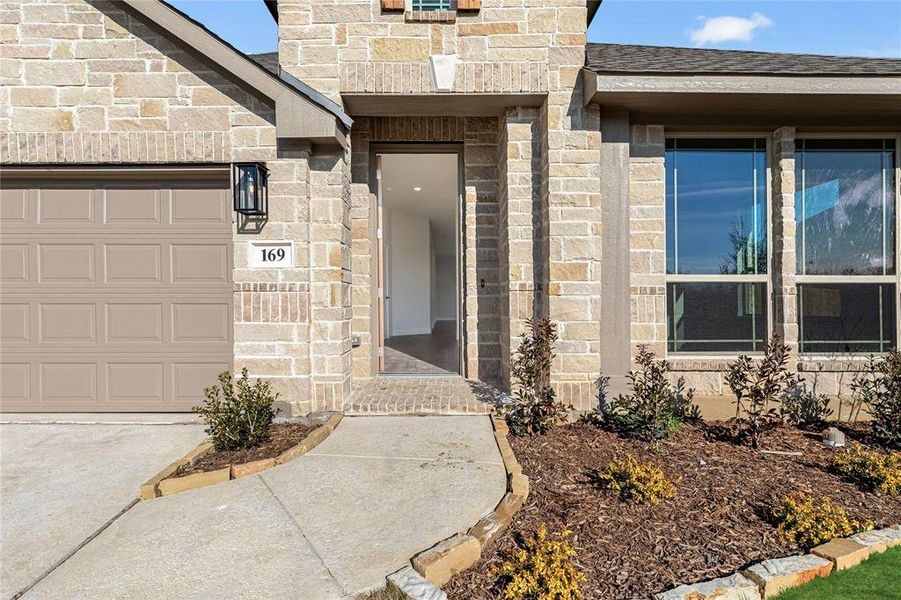 Exterior details and patio area of a home in Sable Creek, Sanger (Image 3).