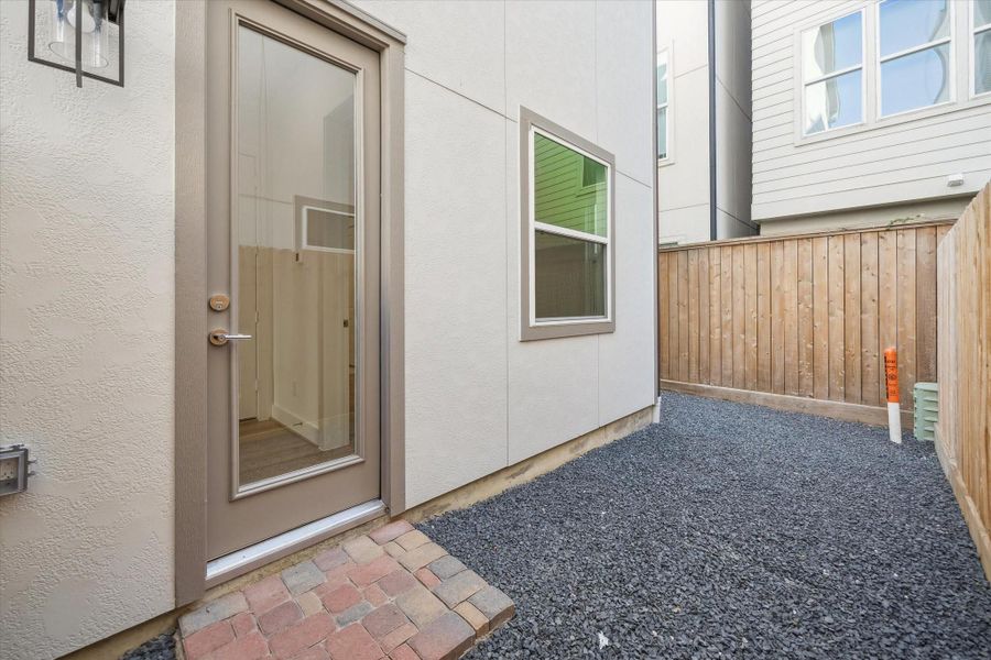 Exterior details and patio area of a home in Upland Estates, Houston (Image 24).