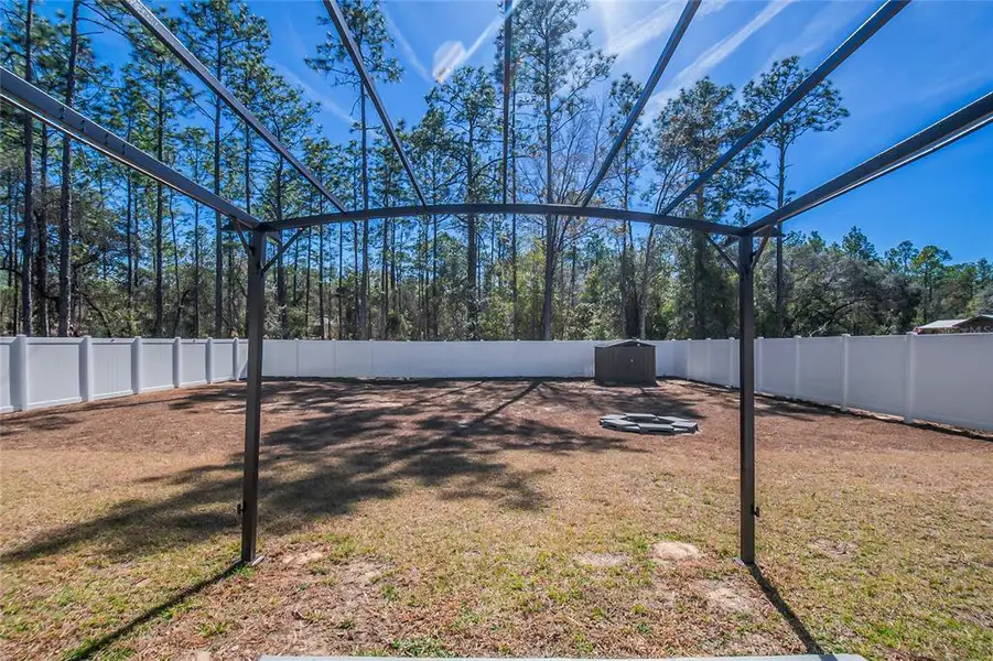Exterior details and patio area of a home in , Dunnellon (Image 3).
