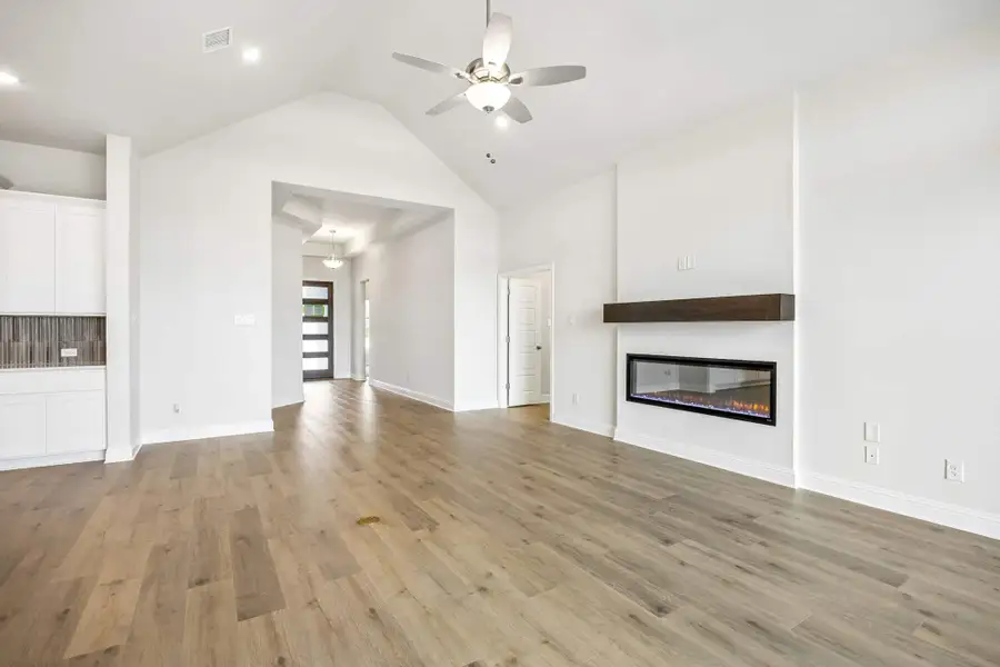 Spacious, unfurnished interior of a new home in Oaks of North Grove, Waxahachie (Image 44). Spacious, unfurnished interior of a new home in Oaks of North Grove, Waxahachie (Image 44).