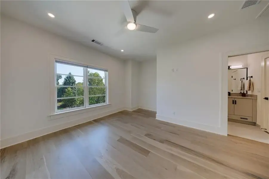 Spacious, unfurnished interior of a new home in , Sandy Springs (Image 25).