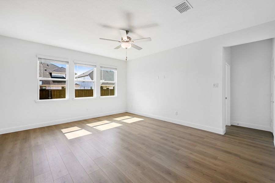 Spacious, unfurnished interior of a new home in Madero 50s, Fort Worth (Image 26). Spacious, unfurnished interior of a new home in Madero 50s, Fort Worth (Image 26).