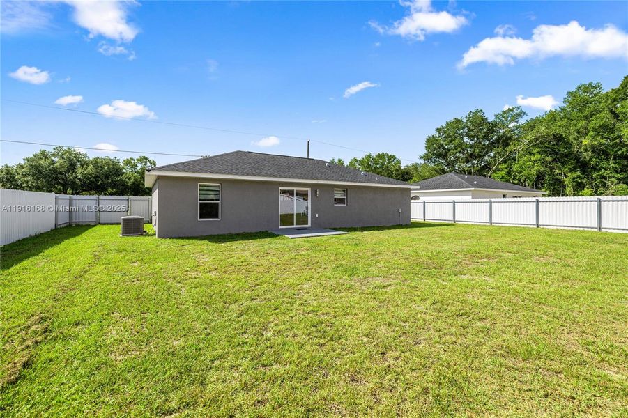 Exterior details and patio area of a home in , Dunnellon (Image 14).
