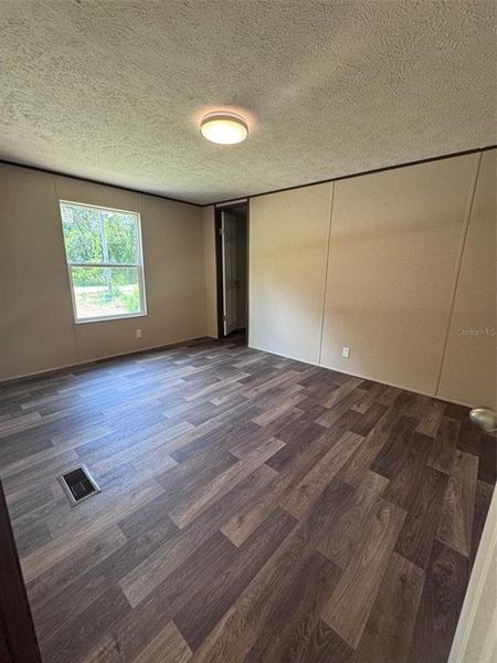 Spacious, unfurnished interior of a new home in , Ocala (Image 7).