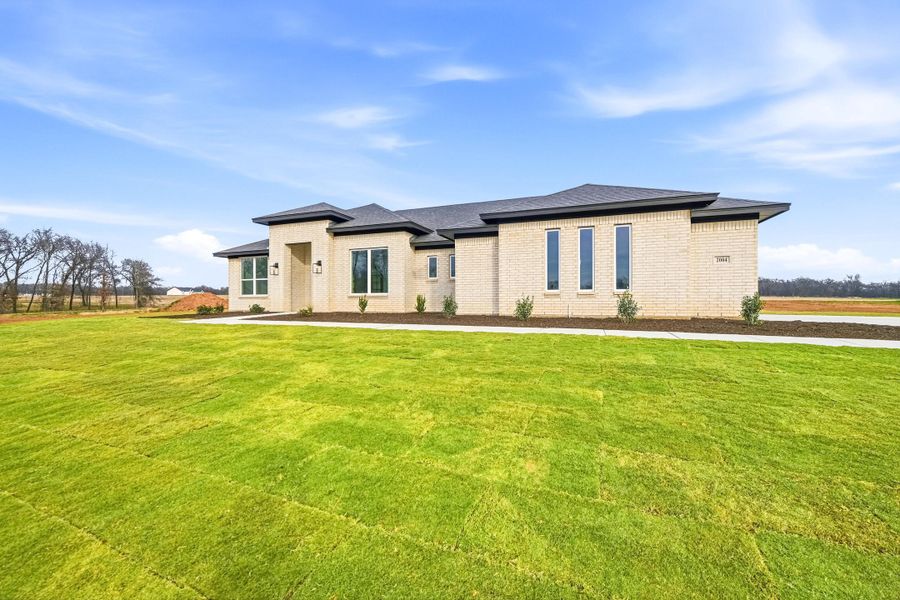 Exterior details and patio area of a home in Taylor Ranch, Springtown (Image 4).