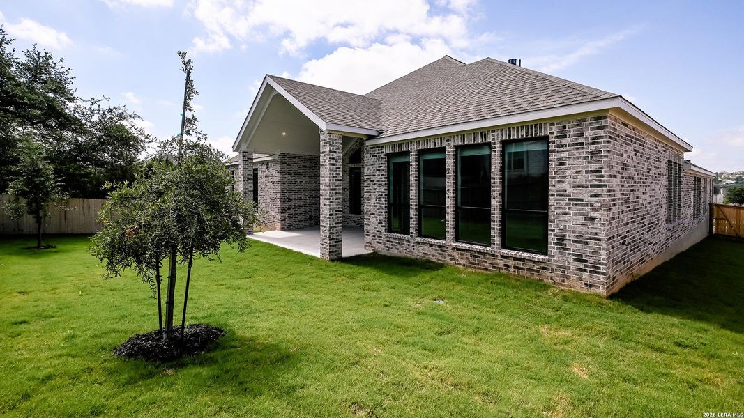 Exterior details and patio area of a home in Kinder Ranch, San Antonio (Image 4).