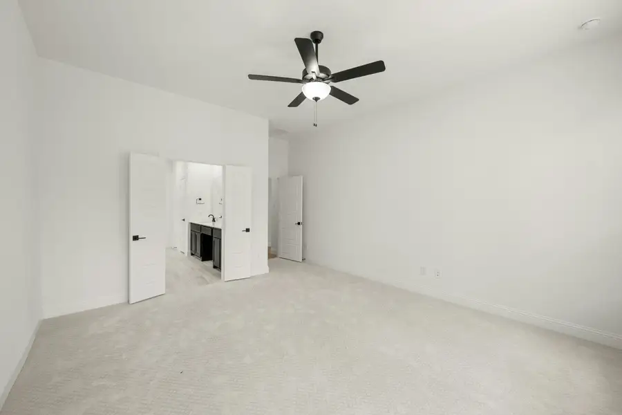 Spacious, unfurnished interior of a new home in Kentsdale Farms, DeSoto (Image 29).