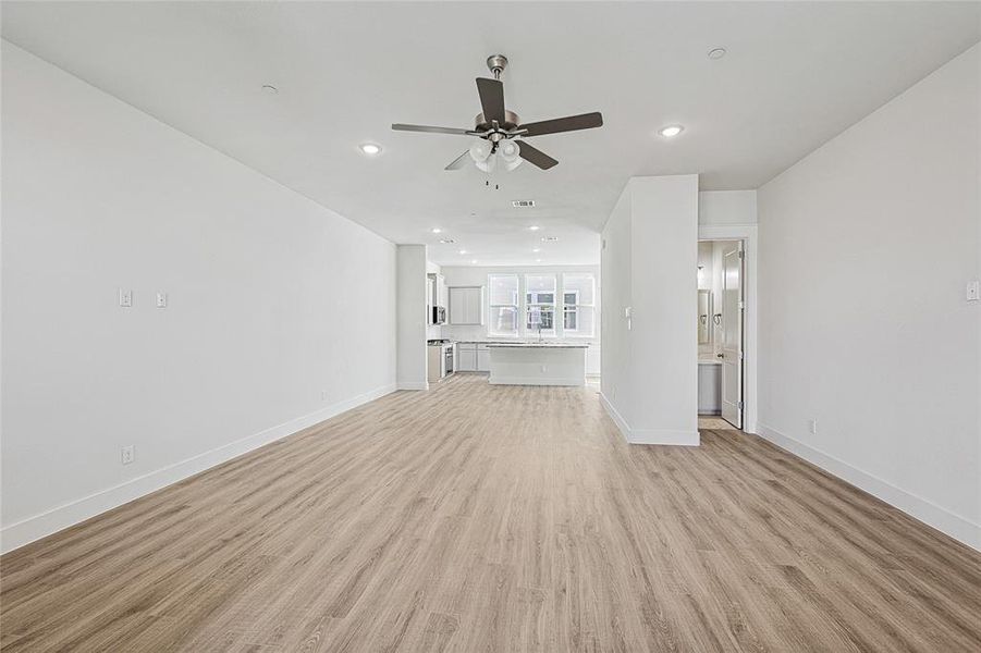 Spacious, unfurnished interior of a new home in Collin Creek, Plano (Image 15).