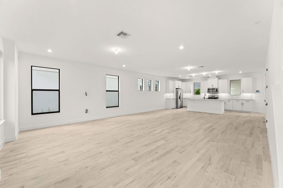 Spacious, unfurnished interior of a new home in Newfield - Rosette Park, Palm City (Image 10).