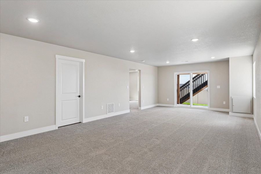Spacious, unfurnished interior of a new home in Trails at Aspen Ridge-3, Colorado Springs (Image 23).