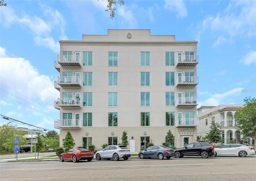 Condo located in St. Petersburg, FL showcasing its design and architecture (Image 4).